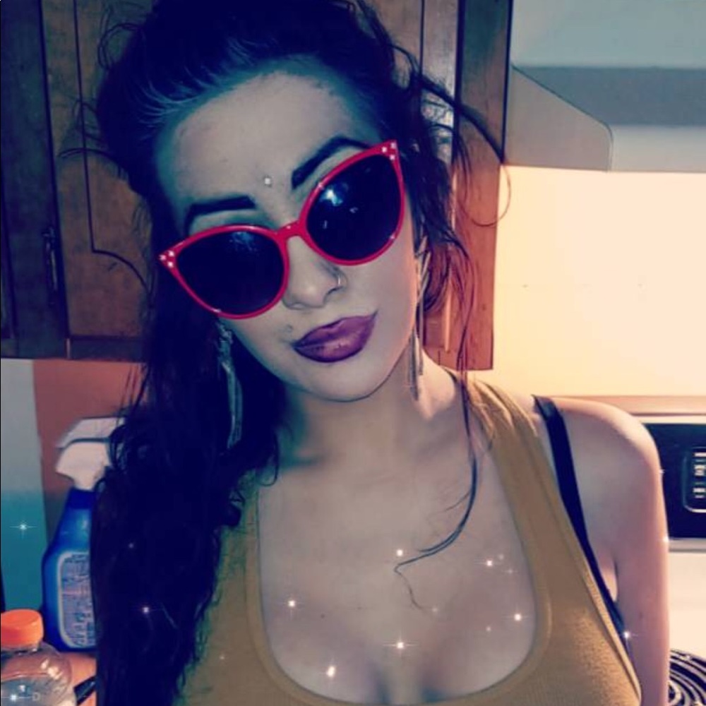 Red cat eye pin up sunglasses with two diamonds - Picture 2 of 4